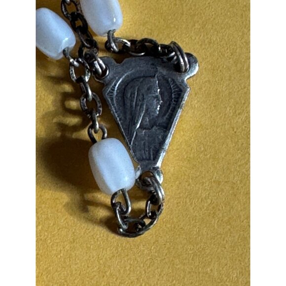 Vintage White Beaded Rosary With Crucifix & Virgin Mary Medallion Religion - Picture 3 of 7